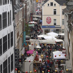 Das Straßenfest Längste Desch zieht jährlich tausende Besucher ins Severinsviertel.