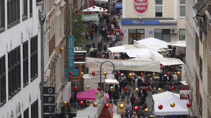 Das Straßenfest Längste Desch zieht jährlich tausende Besucher ins Severinsviertel.