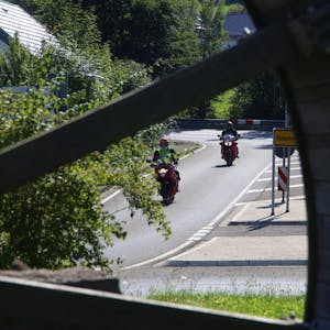 Im Visier hat der Verein „Silent Rider“ die Motorradfahrer, die zu schnell und mit zu lauten Maschinen unterwegs sind.