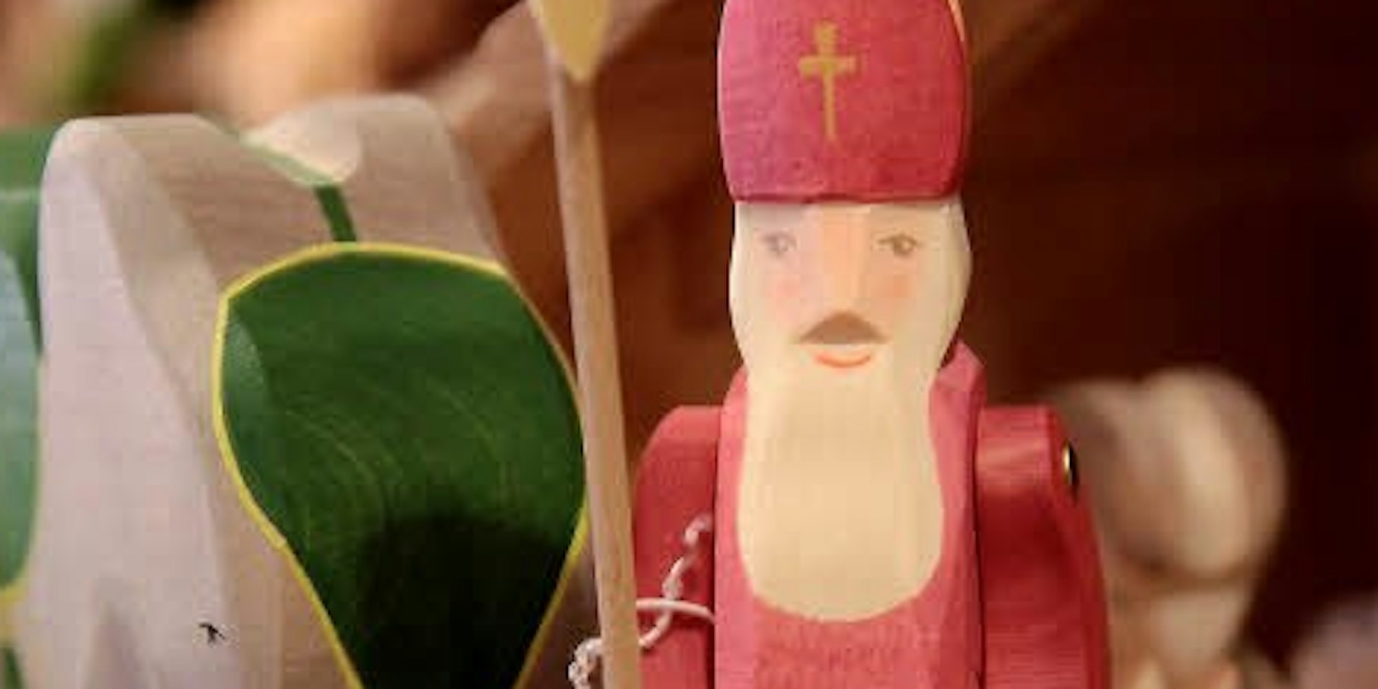 Ostheimer Krippenfiguren zum Spielen: Auch ein Nikolaus darf sich unter die Hirten und Könige mischen