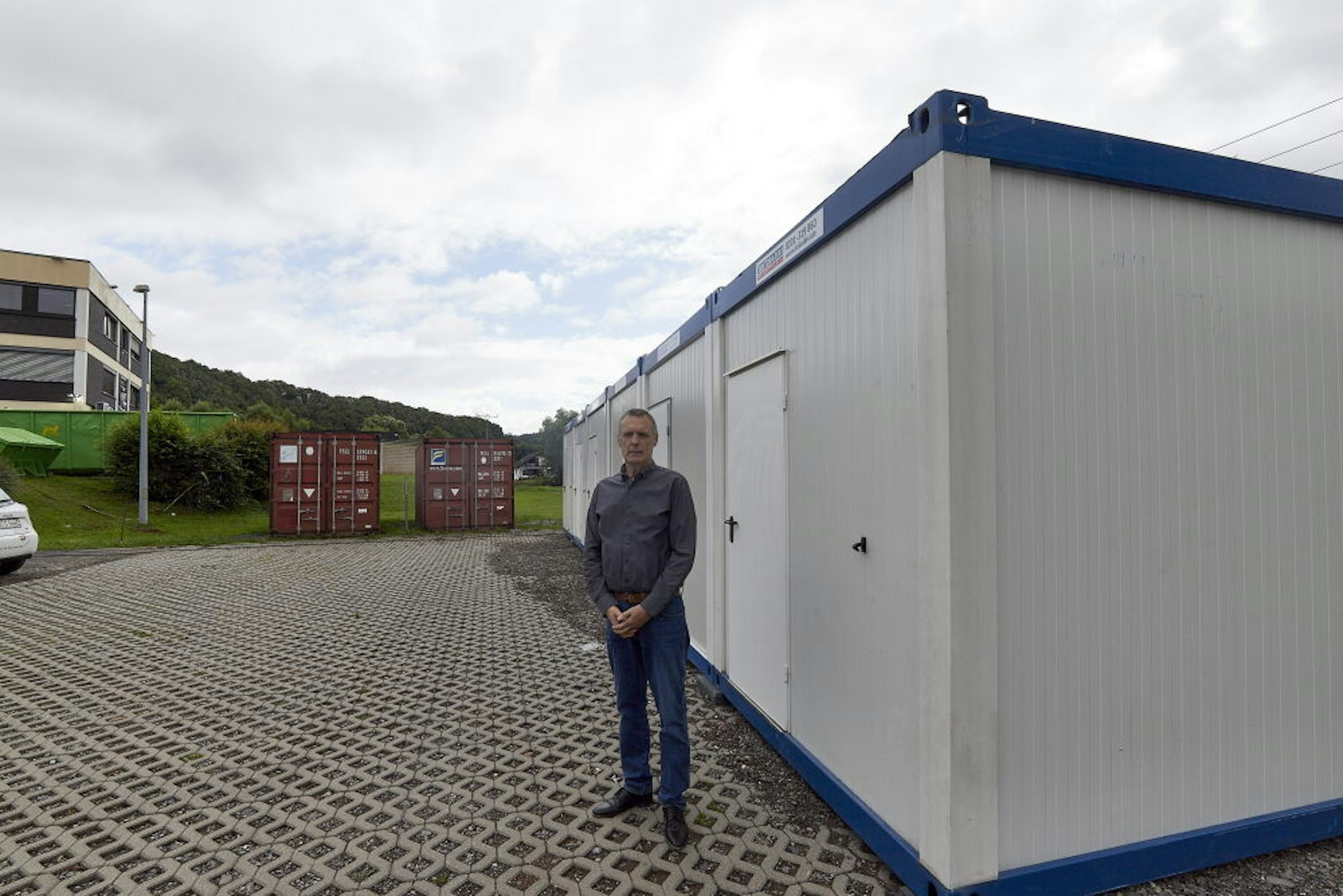 In Containern auf dem Parkplatz in Schleiden werden laut Geschäftsführer Rolf Schneider einige Dienste angeboten.