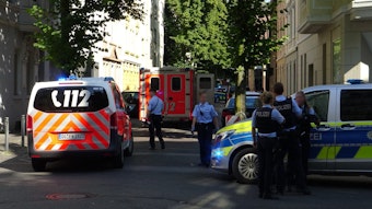 Polizei- und Rettungswagen stehen in Dortmund am Tatort.
