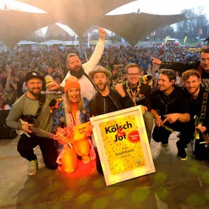 Das beliebteste Karnevalslied der Radio-Köln-Hörer wird ausgezeichnet: Stadtrand bekommt von den Moderatoren die „Top Jeck 2019“-Urkunde.