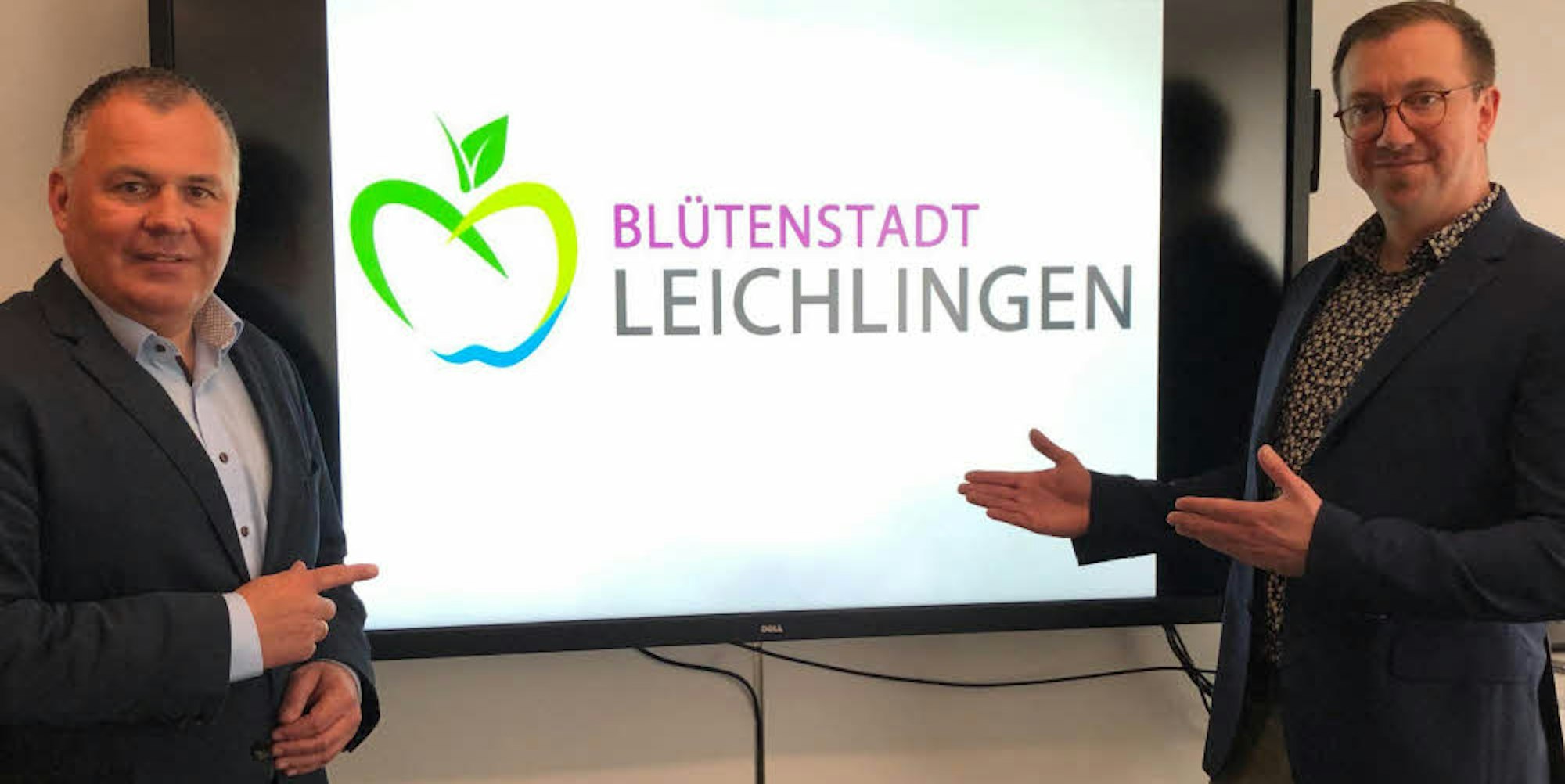 Bürgermeister Frank Steffes und der Schöpfer des neuen Apfel-Logos der Blütenstadt, Tim Boddenberg (r.).