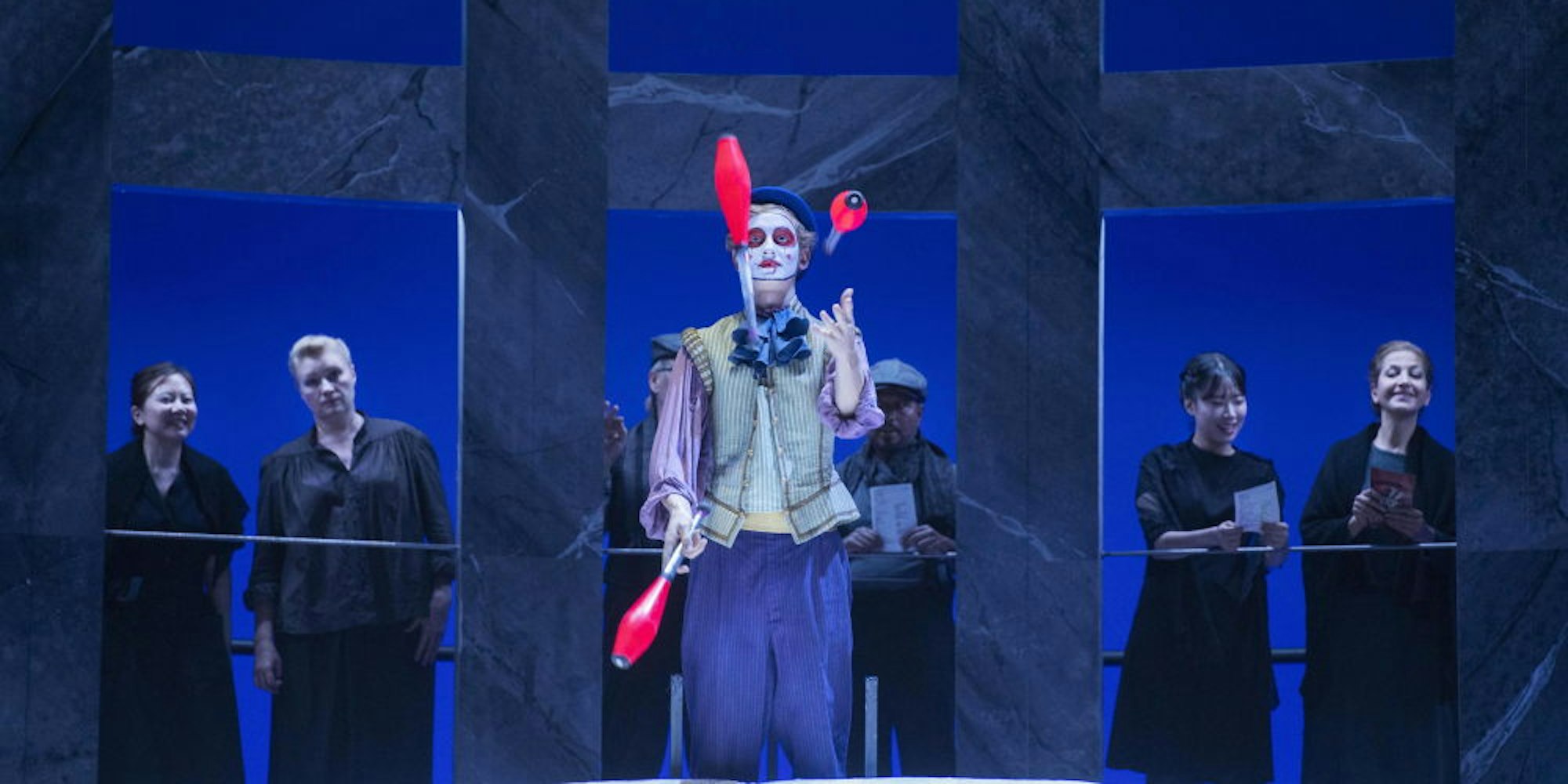 Als Meisterjongleur steht Maximilian Koch aus Wachtberg der Inszenierung der Oper „Pagliacci“ auf der Bühne.