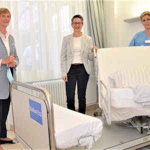 Mit Hilfe des Fördervereins um Monika Höfer (l.) konnten in Waldbröl drei neue Palliativ-Zimmer eingerichtet werden.