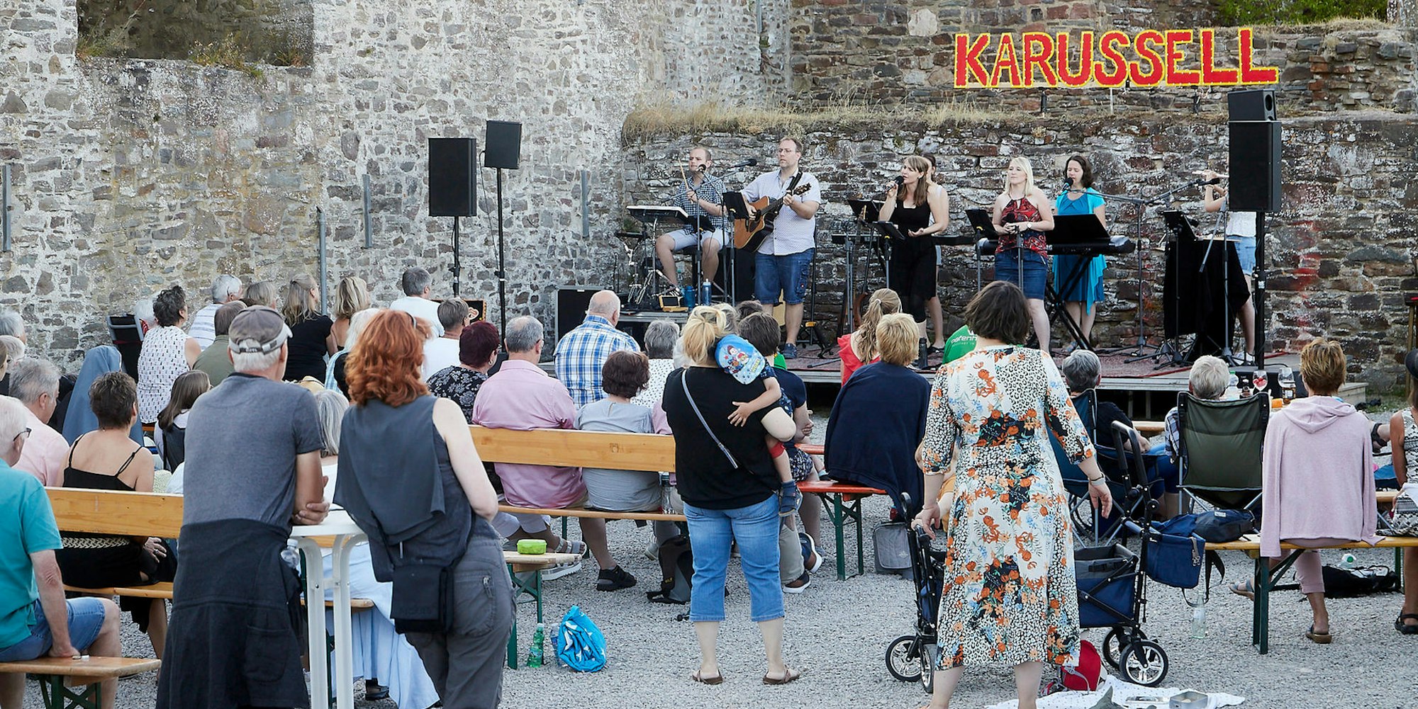 Bei einem Open-Air-Konzert in Reifferscheid stellte die Sacro-Pop-Band „Spirit“ ihre CD „Karussell“ vor.