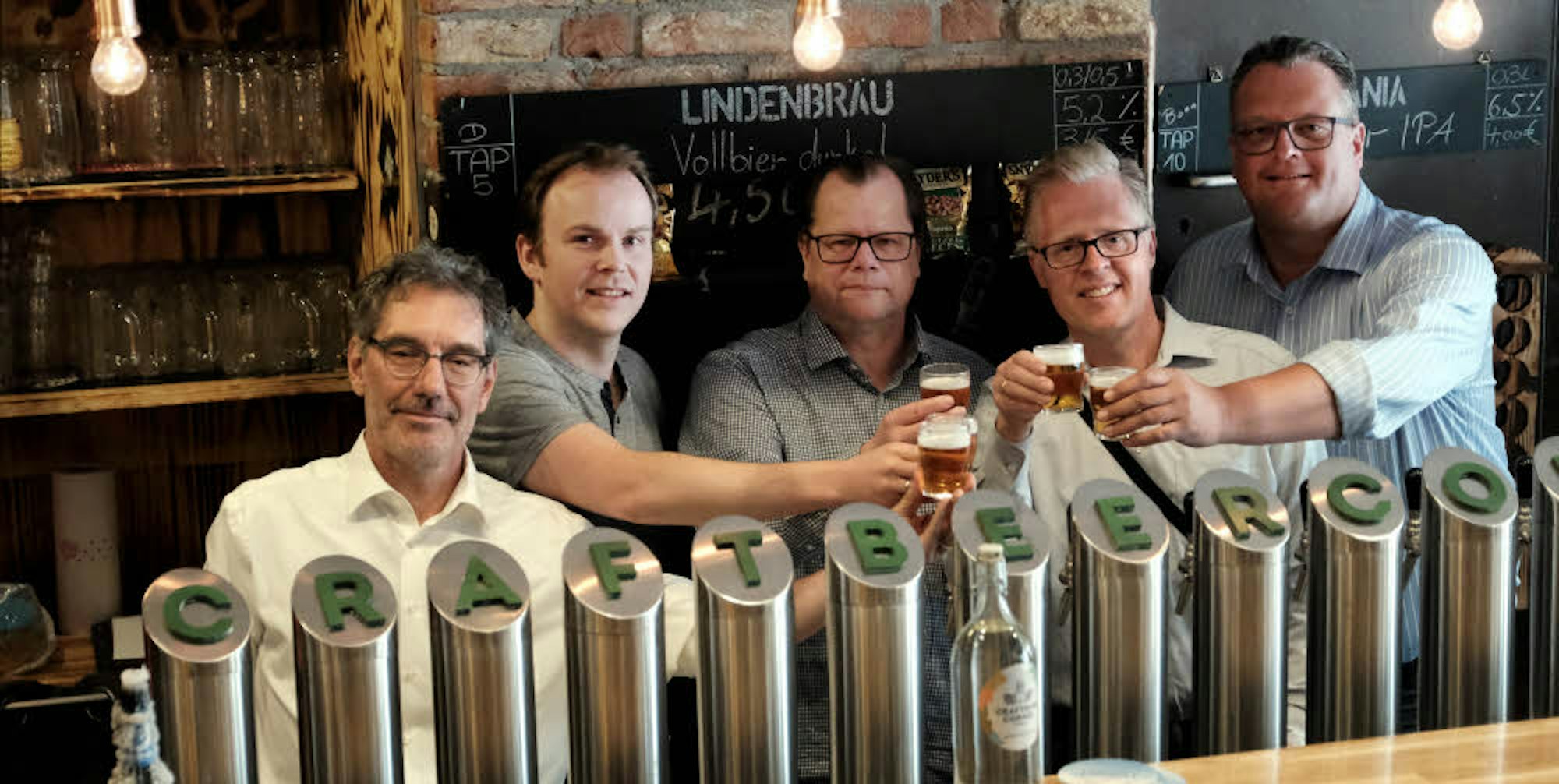 Organisator Michael Busemann (M.) mit den Craft-Beer-Brauern Michael Roeßgen (v.l), Stephan Hilbrandt, Thomas Deloy und Michael Müller