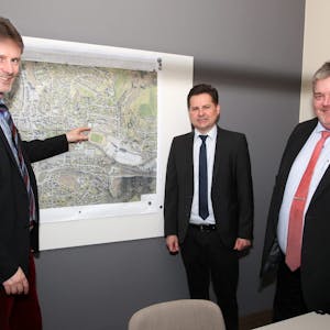 Bürgermeister Ulrich Stücker (M.) mit seinen Beigeordneten im Jahr 2018 vor dem Stadtplan. Nach dem Abgang von Michael Schell (l.) nach Steinfurt ist Maik Adomeit (r.) jetzt im Rat gescheitert.