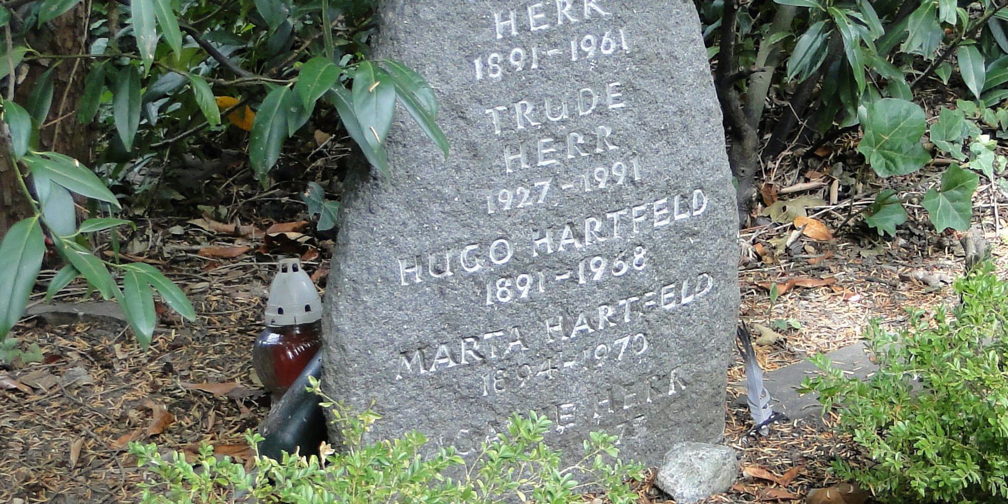 Trude Herrs Grabstein (l.); Günter Leitner (Mitte) konnte seinen Zuhörern viel Wissenswertes über den Friedhof vermitteln.