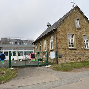 Die Kindertagesstätte soll nicht nach Neschen umziehen, sondern in Hüttchen bleiben. Die jüngeren Gebäude sollen neu gebaut, das denkmalgeschützte Haus saniert werden.