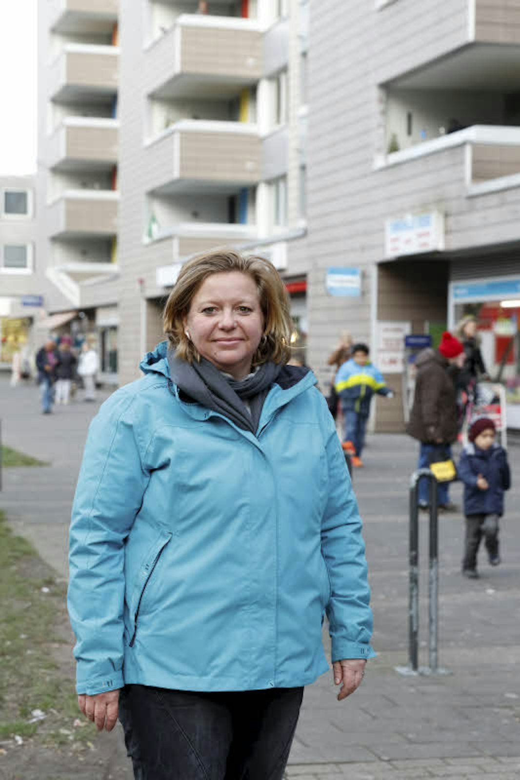 Sylvia Schrage im autofreien Zentrum von Neubrück, das sie an ihrem Veedel besonders mag