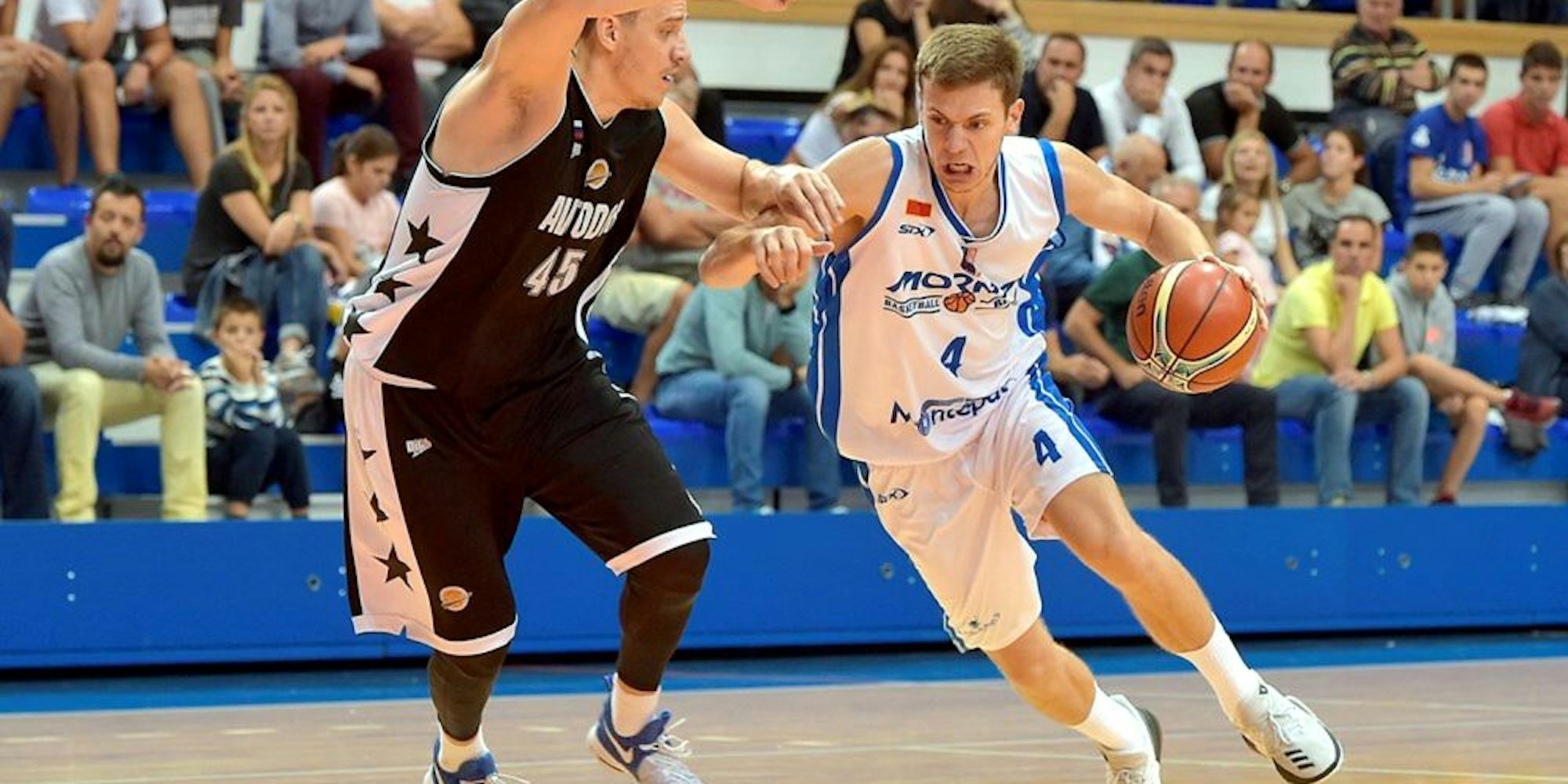 Strahinja Micovic (r.) wechselt zu den Telekom Baskets. Hier im Trikot des montenegrinischen Meisters KK Mornar Bar in der Champions-League-Qualifikation 2017 gegen Saratov.