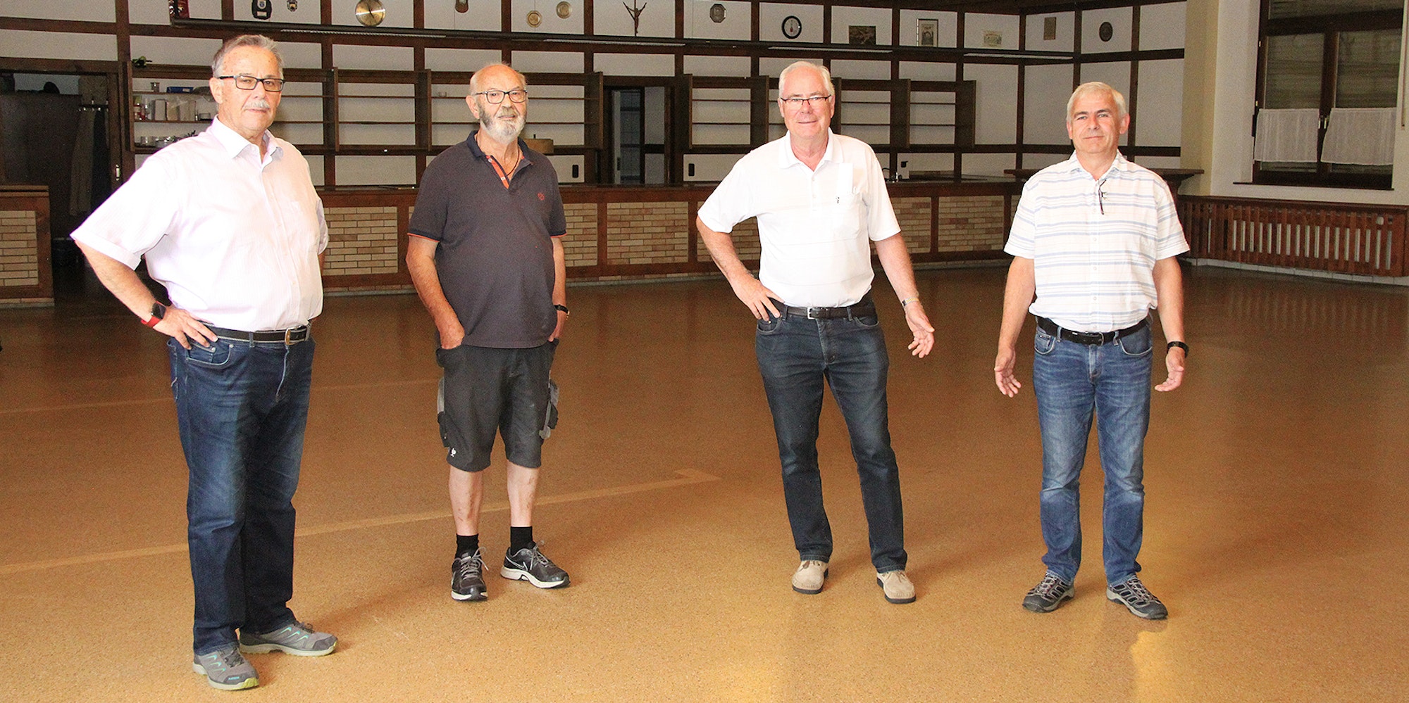 Über den Start der Sanierungsarbeiten freuen sich Kurt Struben (v.l.), Paul Hütter, Helmut Etten und Hans-Josef Bohnen.