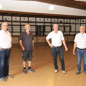 Über den Start der Sanierungsarbeiten freuen sich Kurt Struben (v.l.), Paul Hütter, Helmut Etten und Hans-Josef Bohnen.