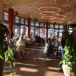 Noch ist das „Café Extrablatt“ in Bergheim gut besucht. Betriebsleiter Ben Toumai fürchtet, dass sich das mit 2G-plus ändert.