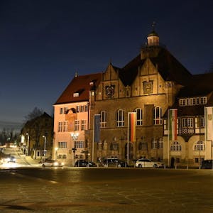 Das angeleuchtete Rathaus bei der „Earth Hour“.