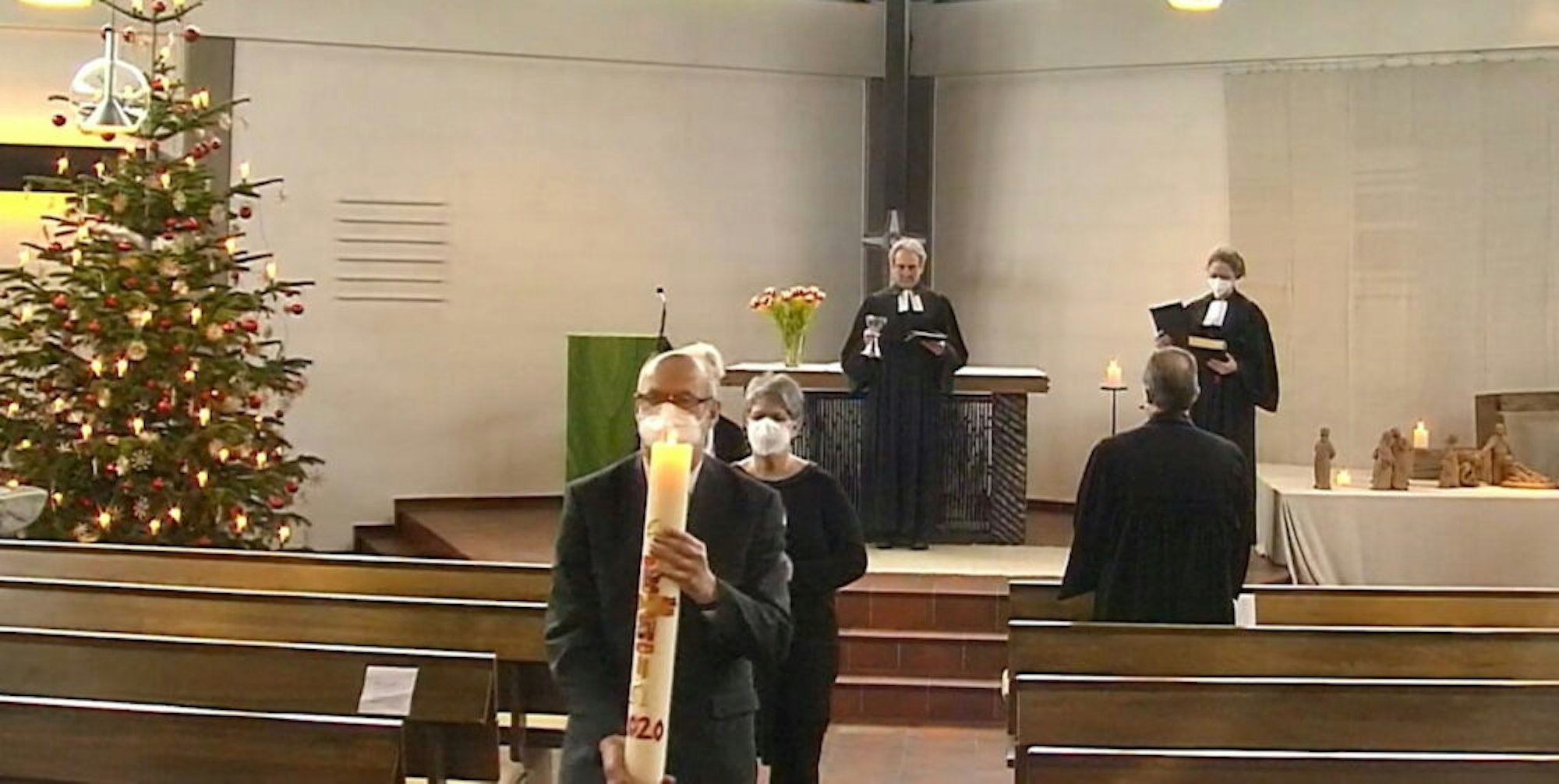 Auch die Osterkerze wurde beim Entwidmungsgottesdienst aus der Kirche getragen.