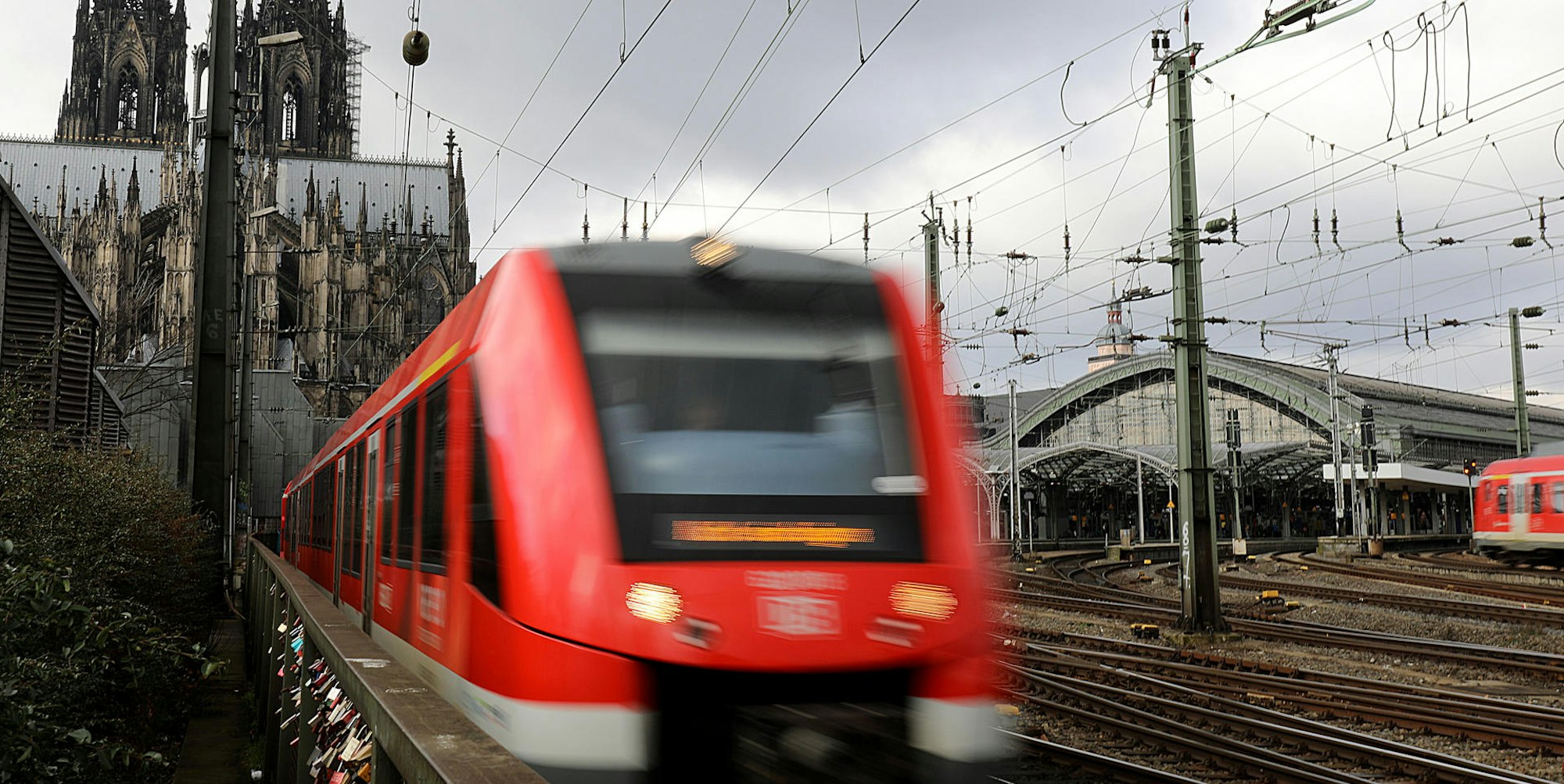 DPA Regio-Bahn vor Kölner Dom