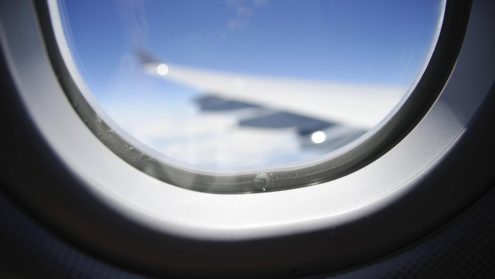 Das undatierte Symbolfoto zeigt ein intaktes Flugzeugfenster. An Bord einer polnischen Maschine bekam die oberste Schicht eines der Kabinenfenster Risse.