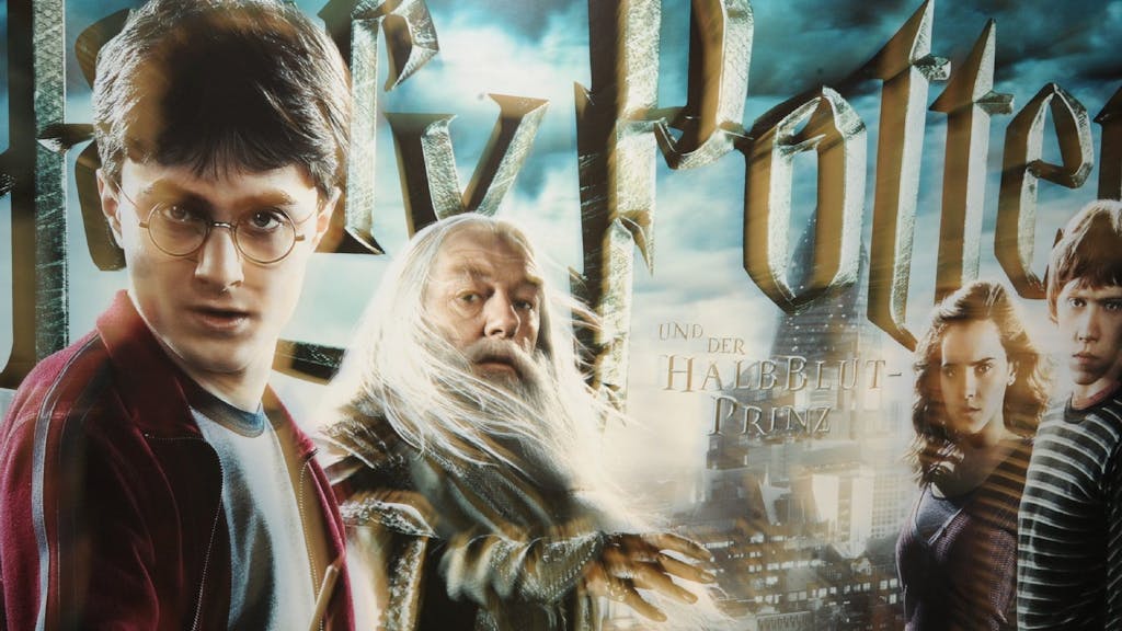 Die Harry-Potter-Reihe revolutionierte den Buchmarkt und ist bis heute die erfolgreichste Film-Serie aller Zeiten. Im Bild: „Harry Potter“ Daniel Radcliffe, „Dumbledore“ Michael Gambon, „Hermine“ Emma Watson und „Ron“ Rupert Grint.