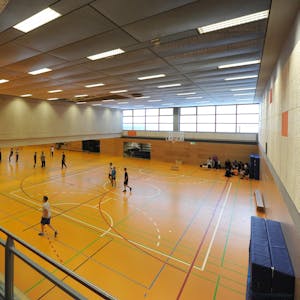 Schüler beim Schulsport in einer Sporthalle