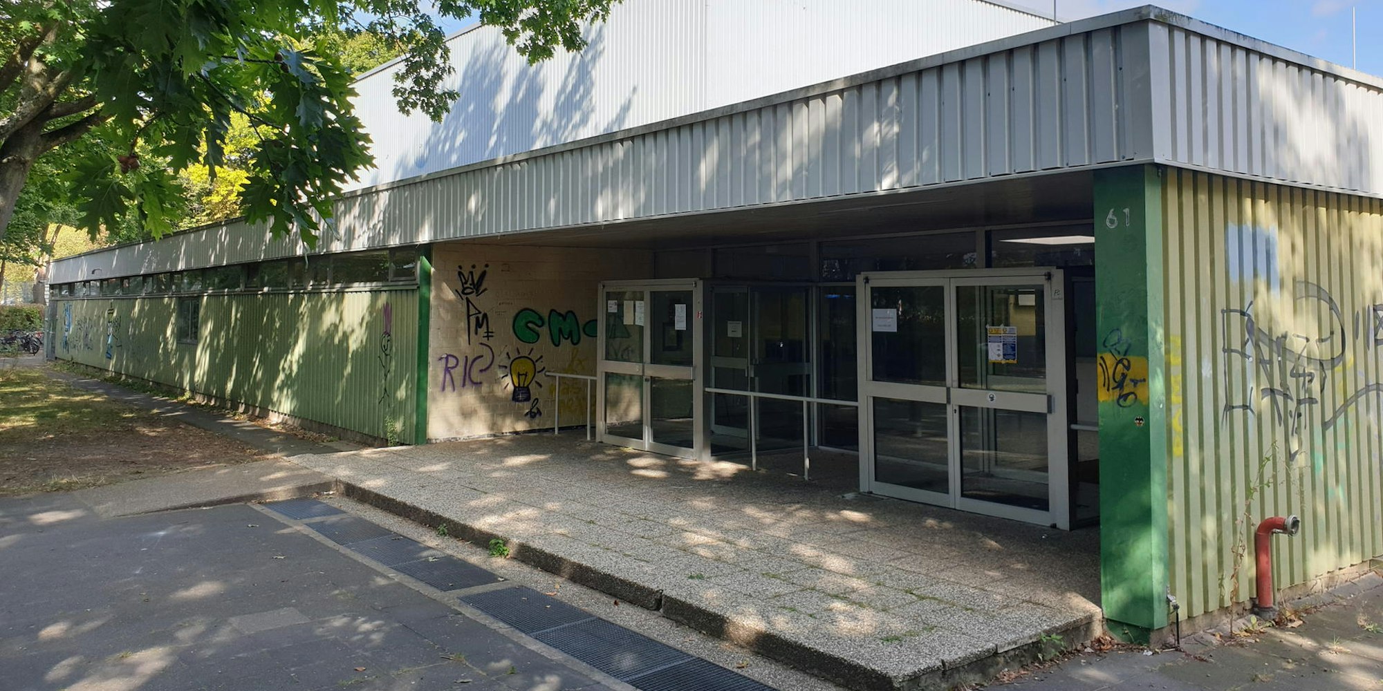 Abgerissen werden soll die 50 Jahre alte Dreifachturnhalle am Ernst-Mach-Gymnasium. Dort soll eine Vierfachhalle neu gebaut werden.