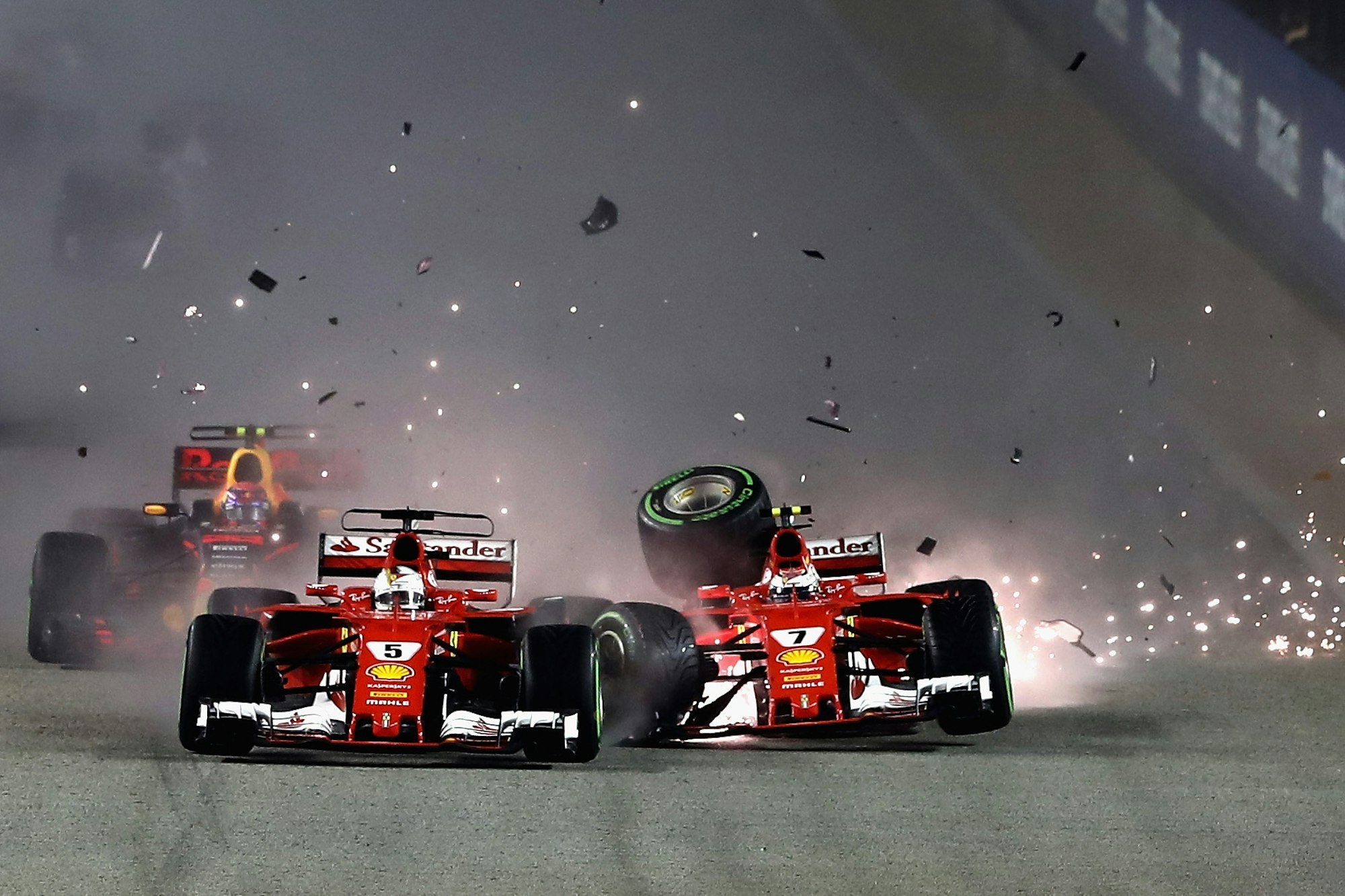 Vettel_Crash_Singapur_1