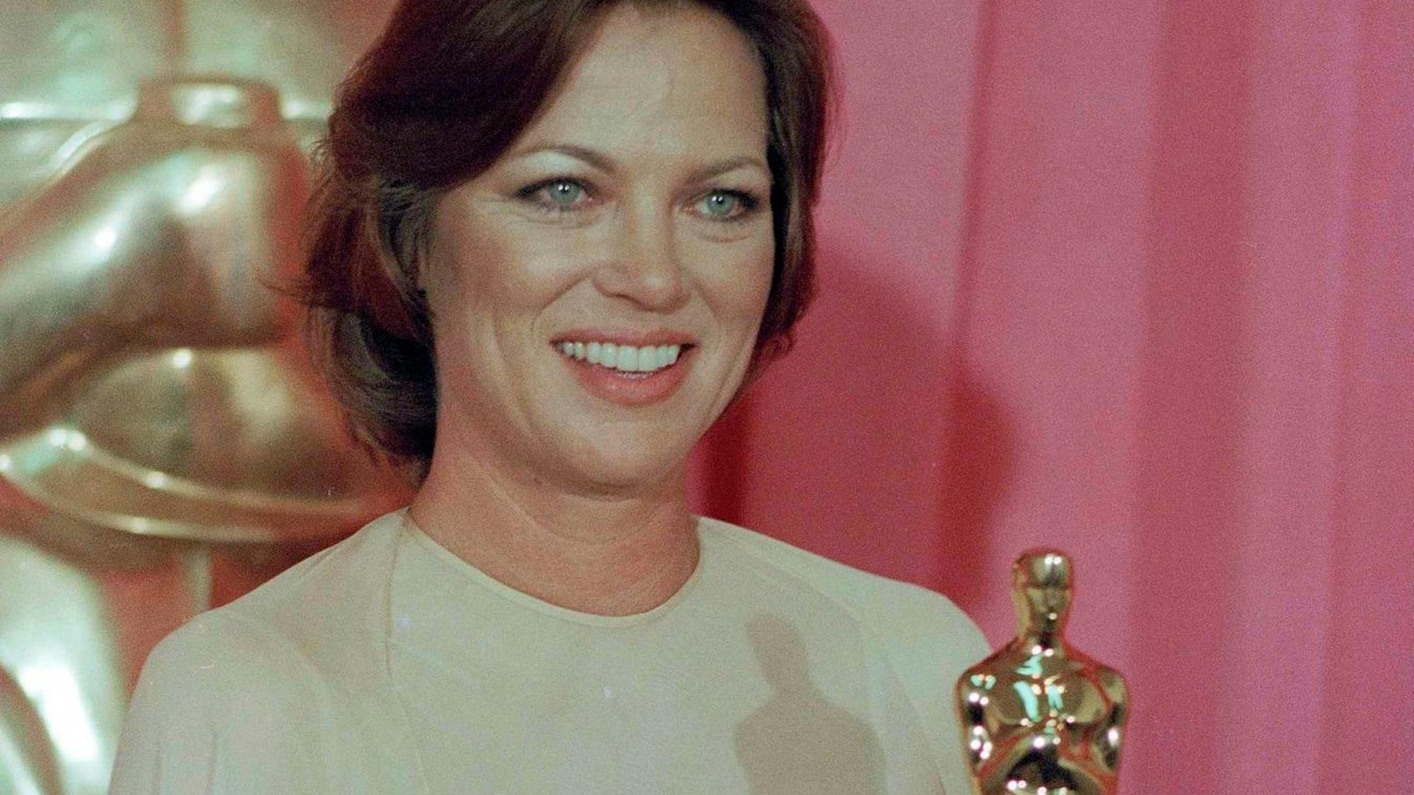 Louise Fletcher mit ihrem Oscar für „Einer flog über das Kuckucksnest“.