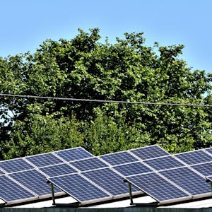 Photovoltaikanlagen auf einem Dach im Oberbergischen Kreis.
