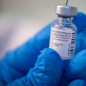 Medizner hält Impfstoff