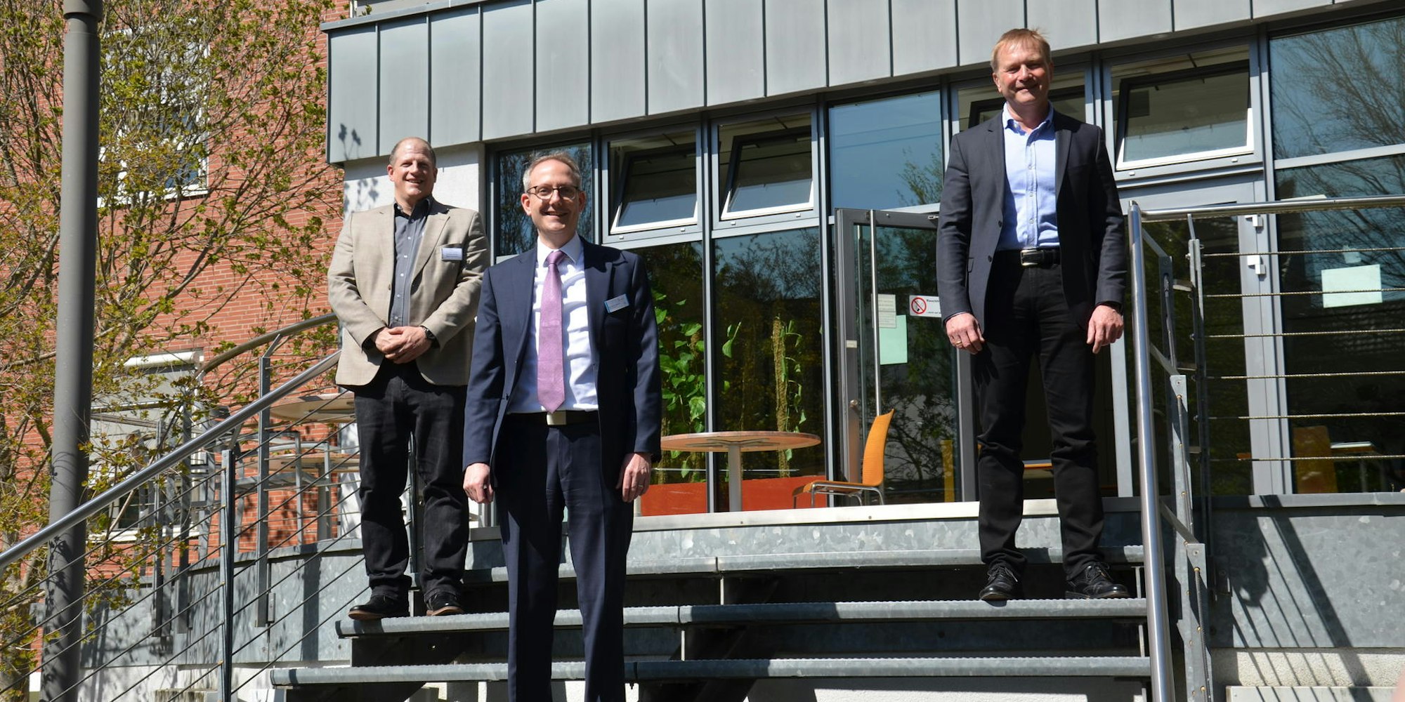 Jan Patrick Glöckner (Mitte) ist der neue Geschäftsführer des Marienhospitals Brühl. Er löst Andreas Heuser (l.) ab.