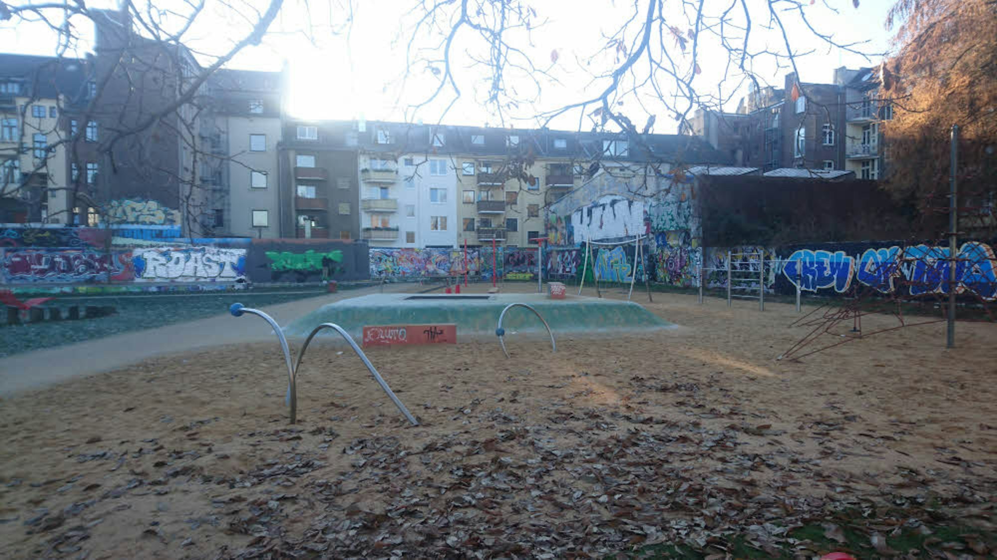 Sandkasten, Spielgeräte und jede Menge Graffiti: Der Bürgerpark an der Berliner Straße