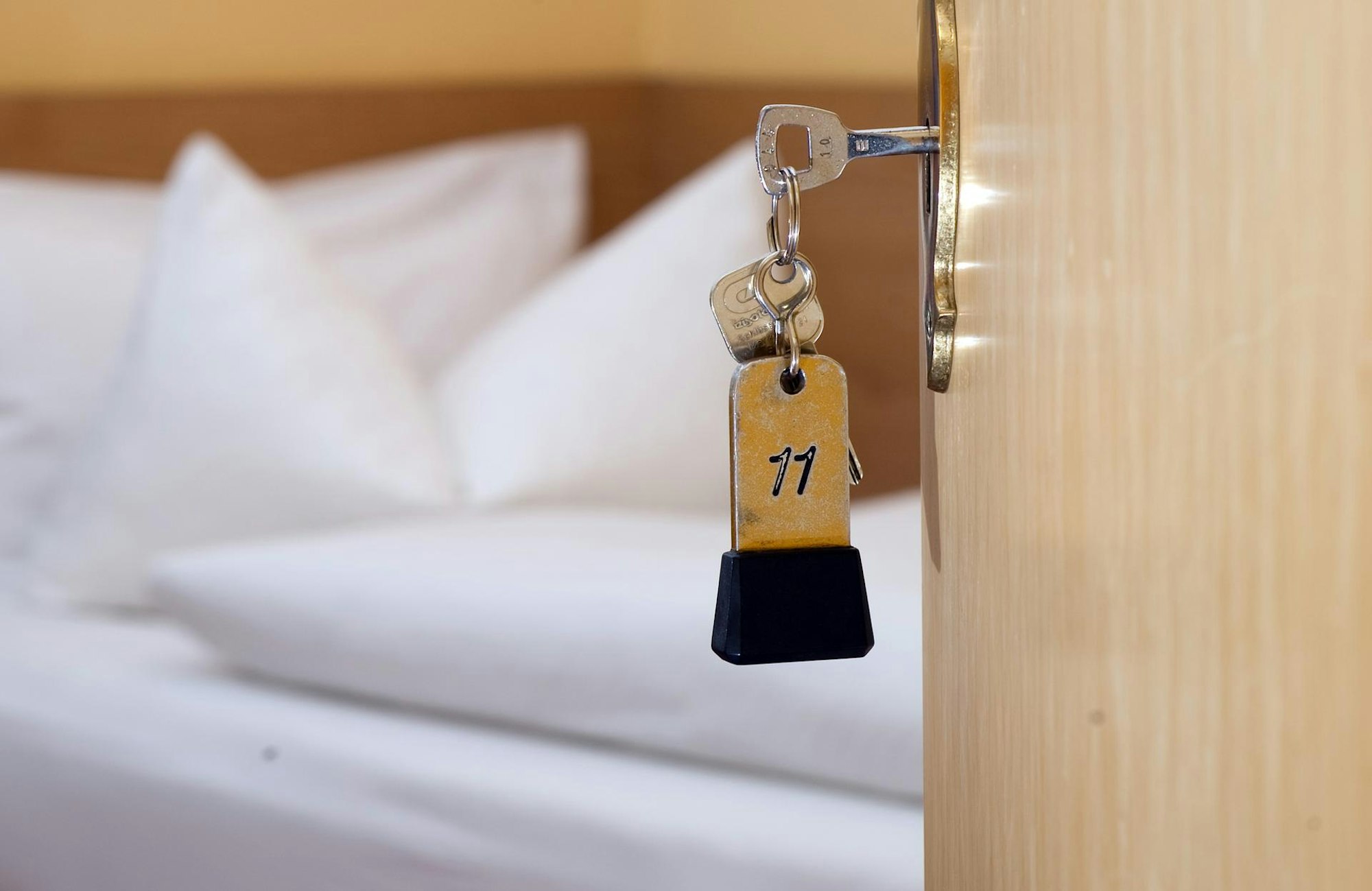 Hotelzimmer: Bett und Tür zum Hotelzimmer mit Schlüssel zum Zimmer