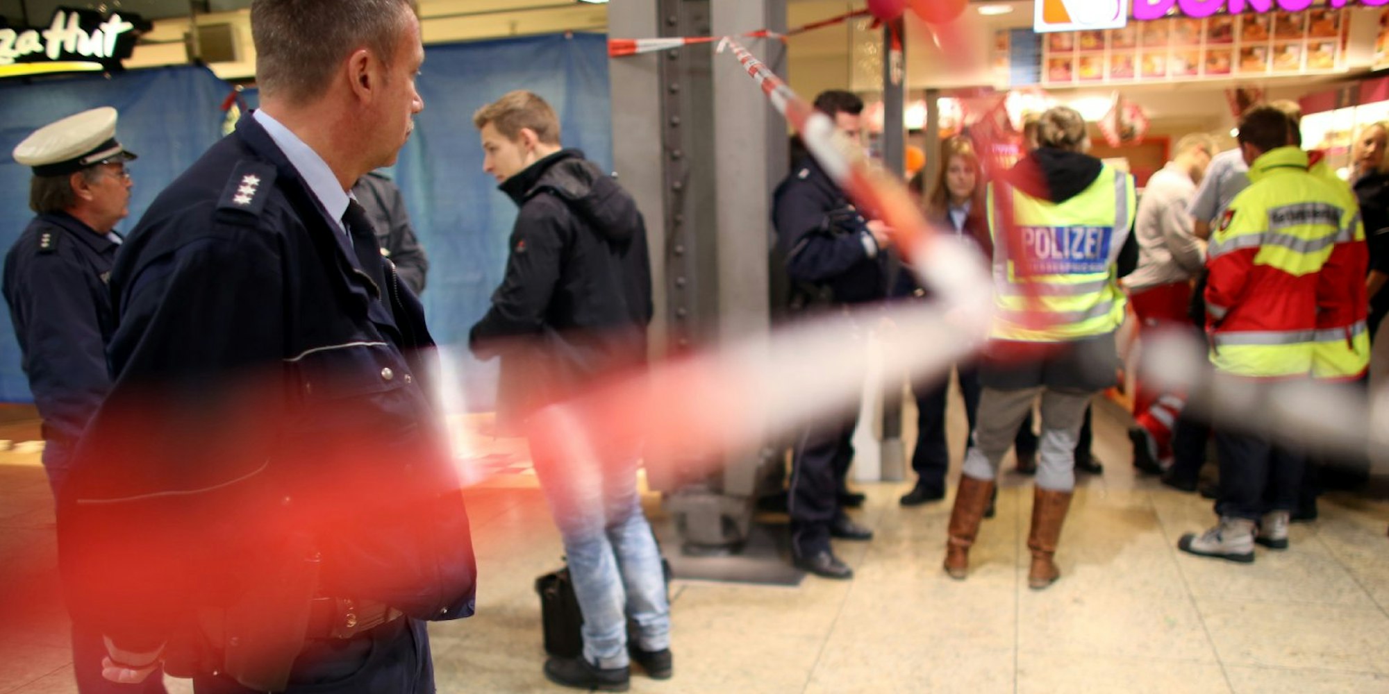 Im Kölner Hauptbahnhof wurde ein „Pizza Hut“-Verkäufer von einem Kunden erstochen – offenbar im Streit um eine Käsefüllung.