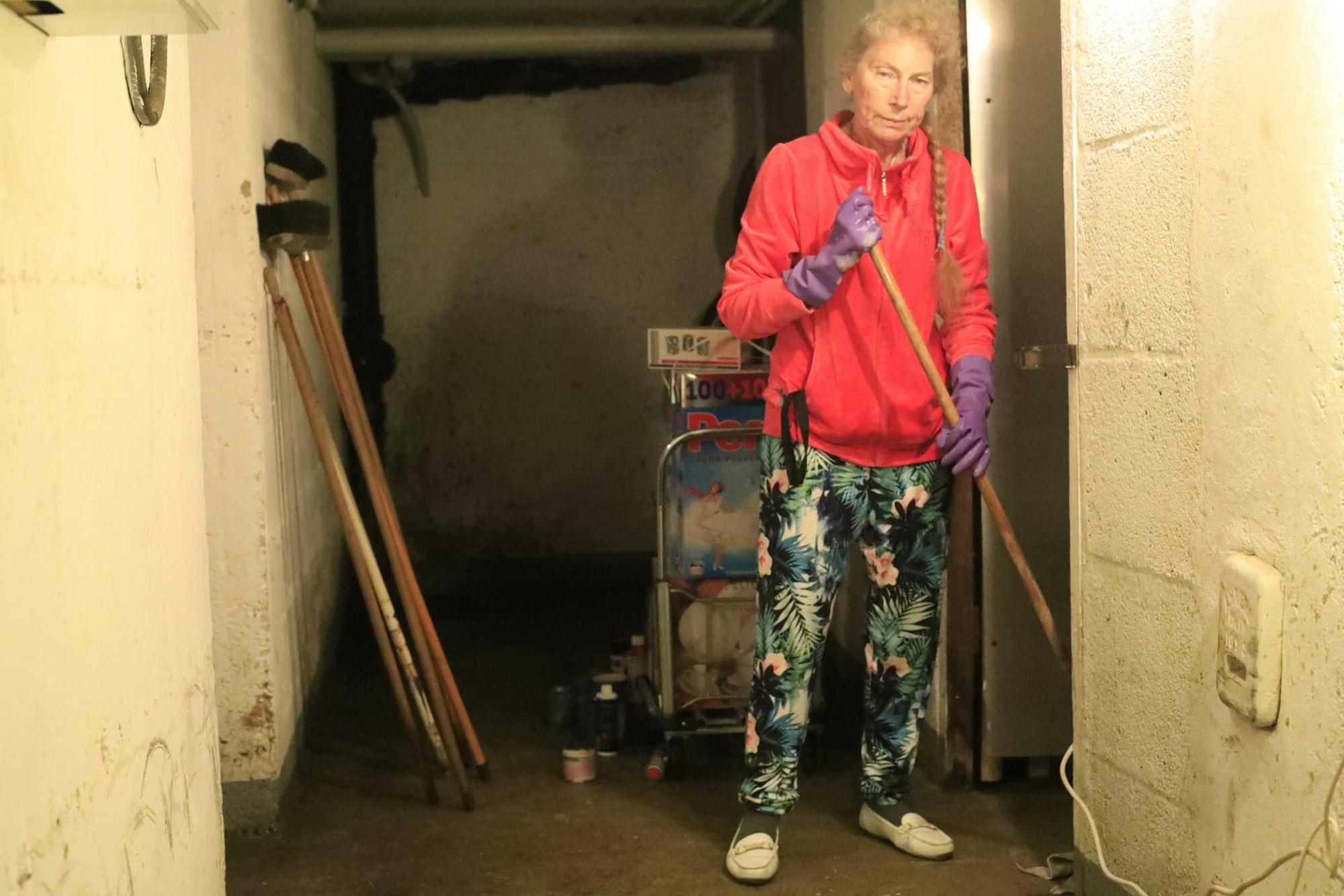 Ingeborg Heidkamp (68) putzt den Keller