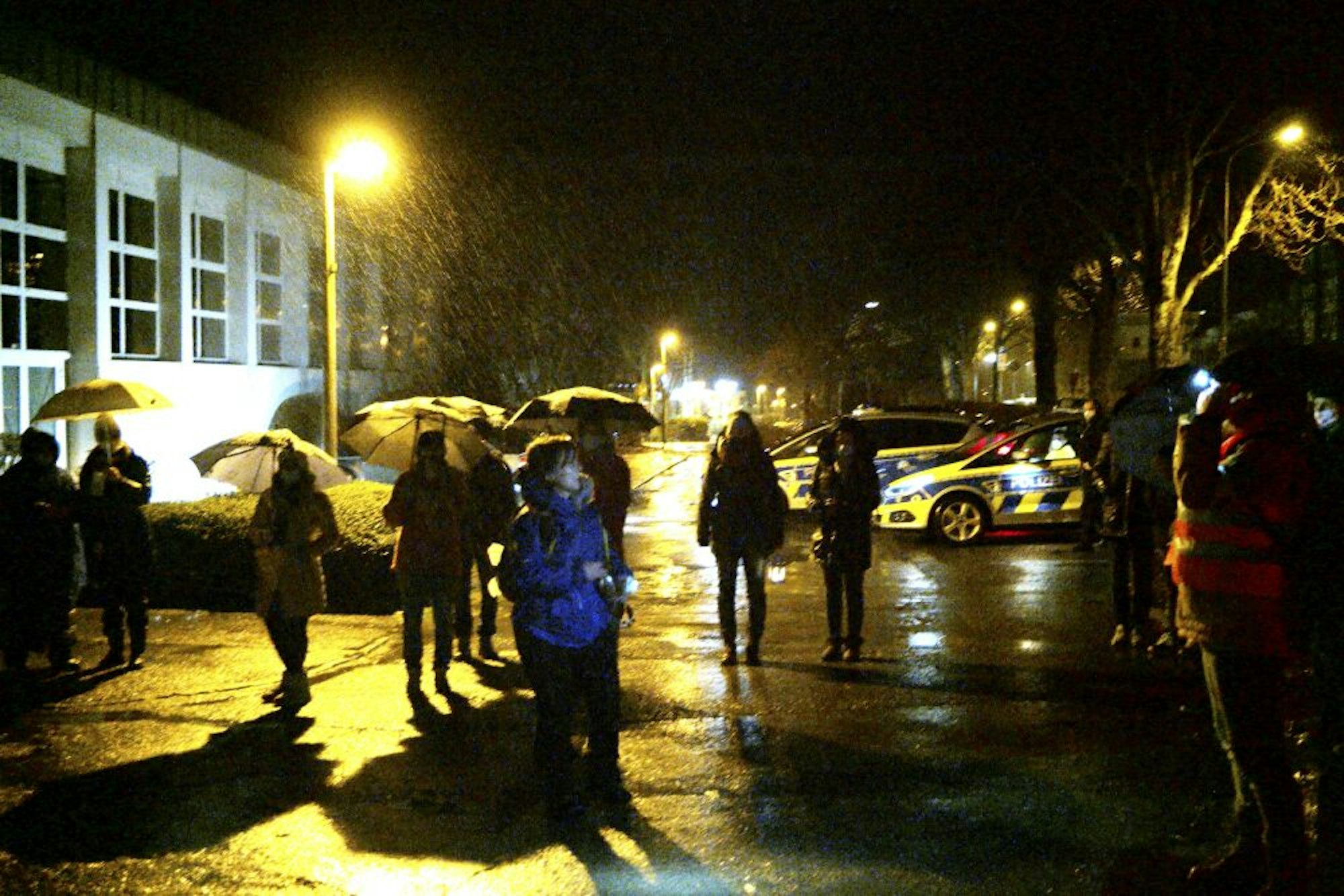 Rund 60 Teilnehmer trafen sich am Samstagabend in Lindlar zu einem Lichtermarsch, als Protest gegen den Lockdown.