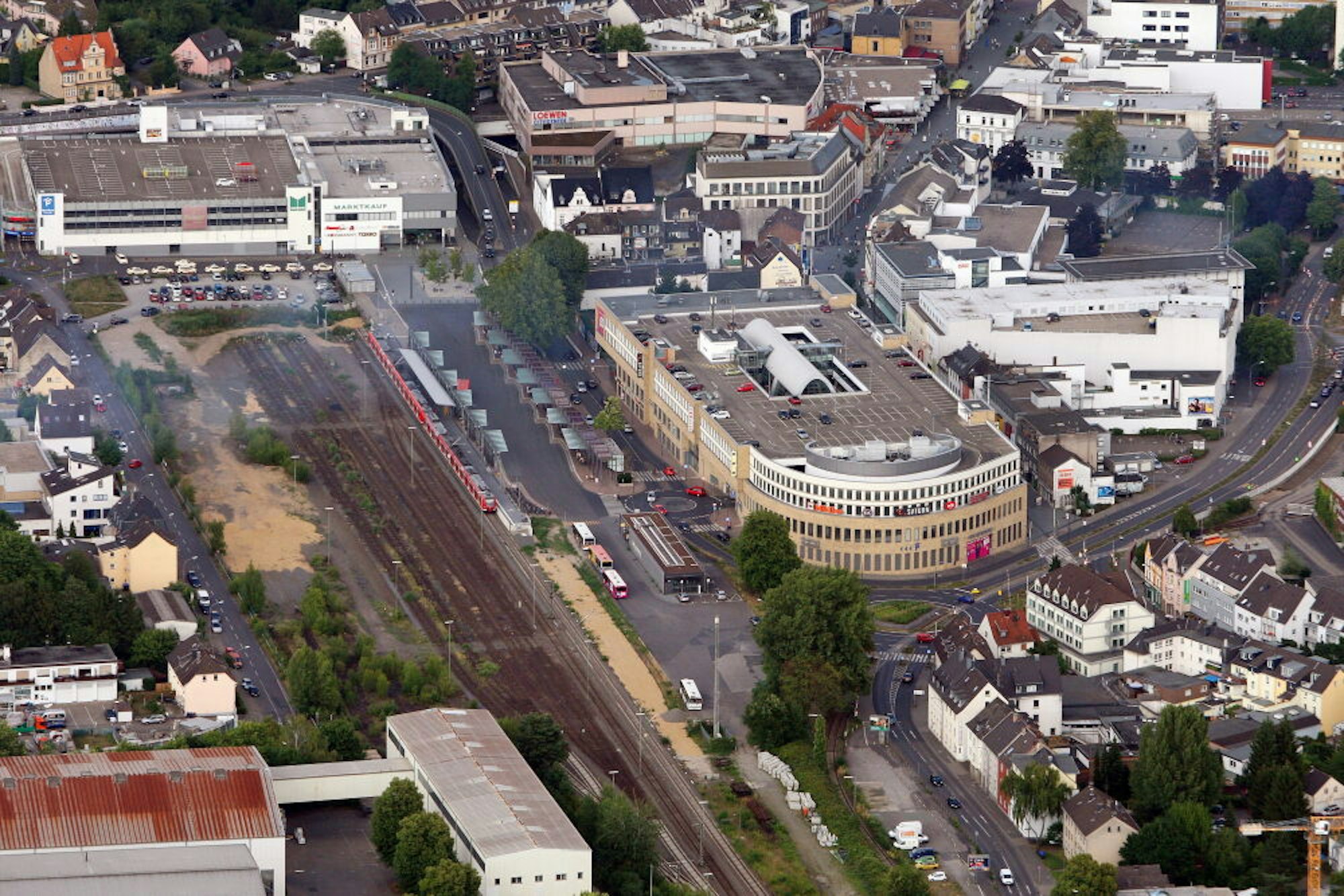 Mit dem Zehn-Minuten-Takt und dem zweiten Gleis nach Köln wird sich auch im Bahnhof in Gladbach vieles verändern. Geplant wird jetzt eine Brücken-Überführung mit drei Aufzügen.