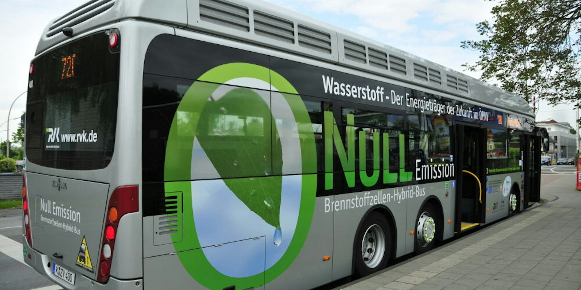 Ein Wasserstoffbus der RVK fährt regelmäßig den Flughafen Köln/Bonn an.