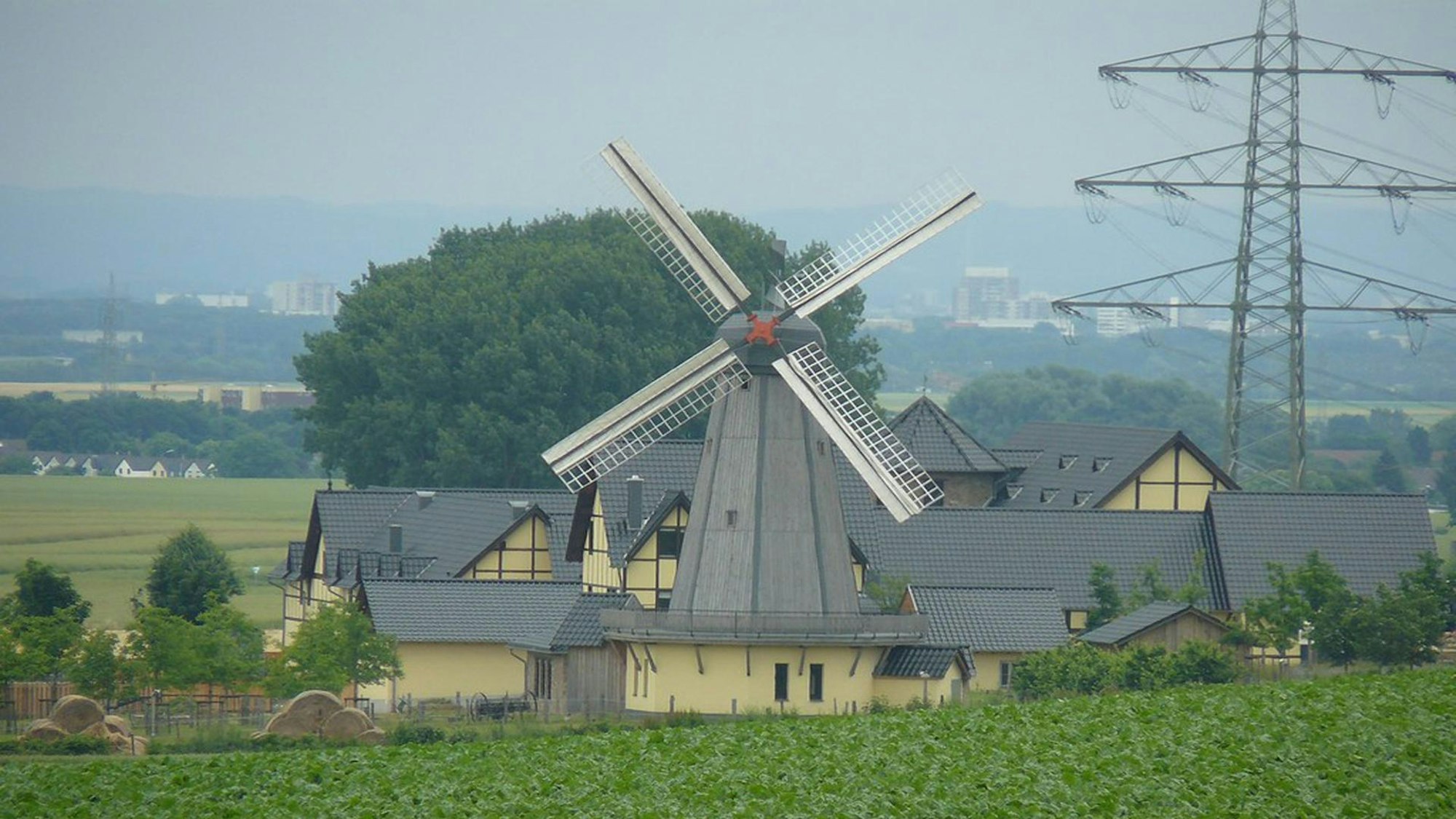 Hof mit Windmühle und Feldern rundherum