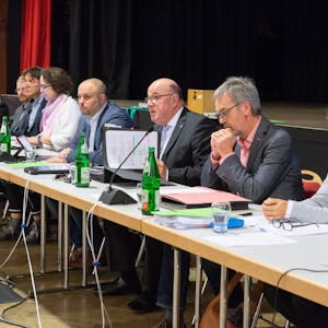 Einen schweren Stand hatte Bergneustadts Bürgermeister Wilfried Holberg (3.v.r.) bei der Ratssitzung am Mittwoch.