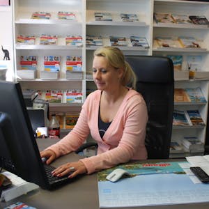 In der „Reisewelt Lindlar“ hat Nadine Dittmar alle Hände voll zu tun, viele Kunden wollen ihre Reisen stornieren.