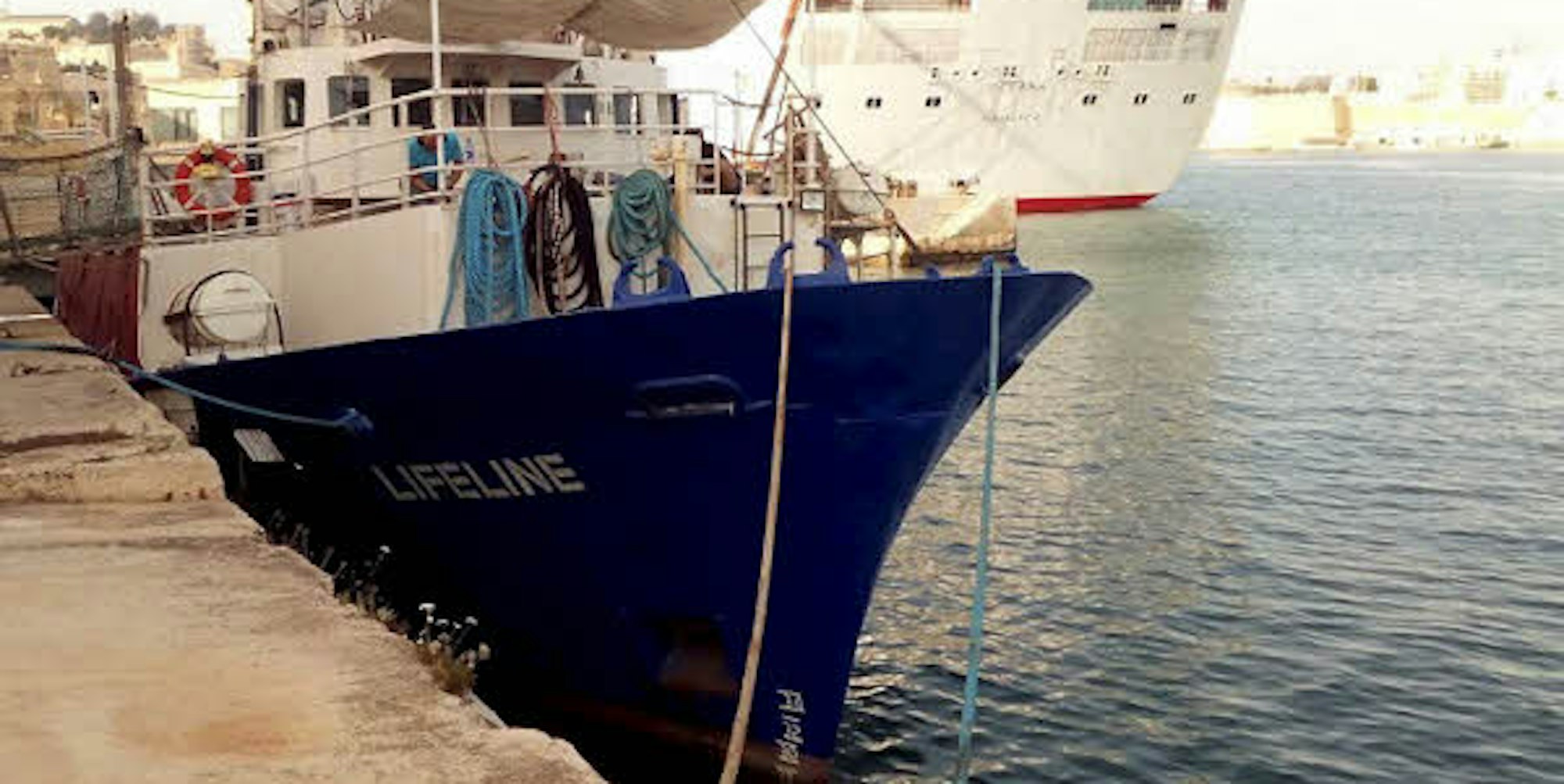 Seit einem Jahr liegt die „Lifeline“ im Hafen des maltesischen Valletta, wo auch Kreuzfahrtschiffe haltmachen. 