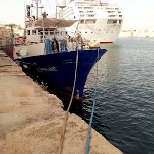 Seit einem Jahr liegt die „Lifeline“ im Hafen des maltesischen Valletta, wo auch Kreuzfahrtschiffe haltmachen. 