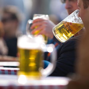 Im_Biergarten_wird_Bier_getrunken