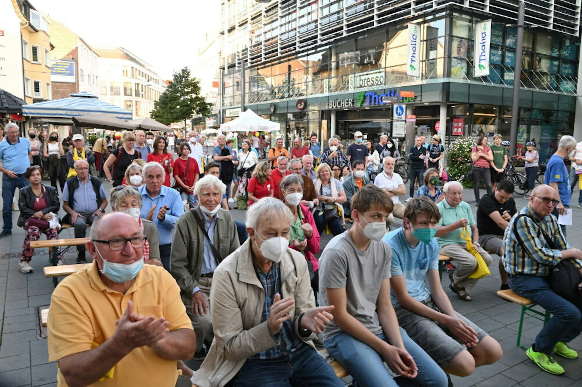 Mehrere Hundert Zuschauer verfolgten den Kandidatencheck in der Fußgängerzone vor der Rhein-Berg-Galerie.