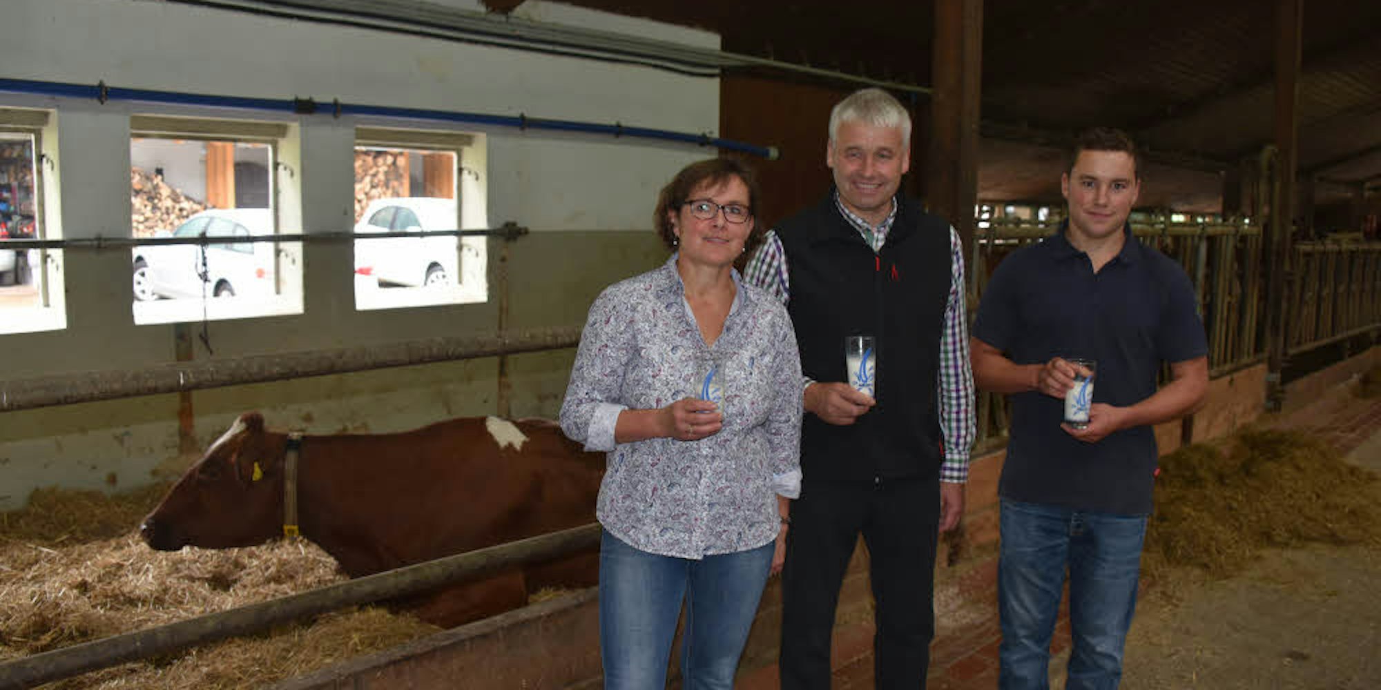 Landwirt Hans Stöcker (Mi.), seine Frau Martina und Sohn Andreas, der den Hof einmal übernehmen wird, waren gestern Gastgeber der Pressekonferenz der Landesvereinigung Milchwirtschaft.