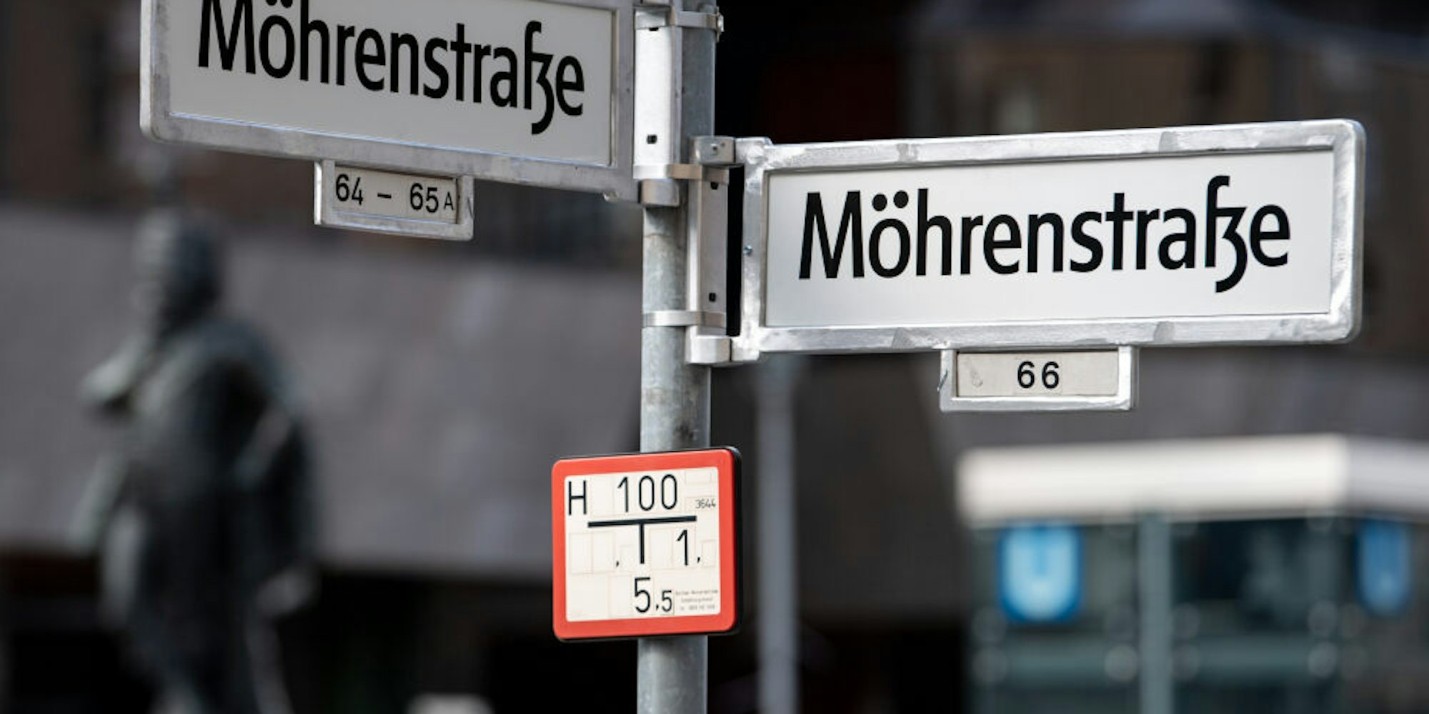 In Berlin wurde die Mohrenstraße durch Aufkleber zur Möhrenstraße – ein Zeichen des Protests.