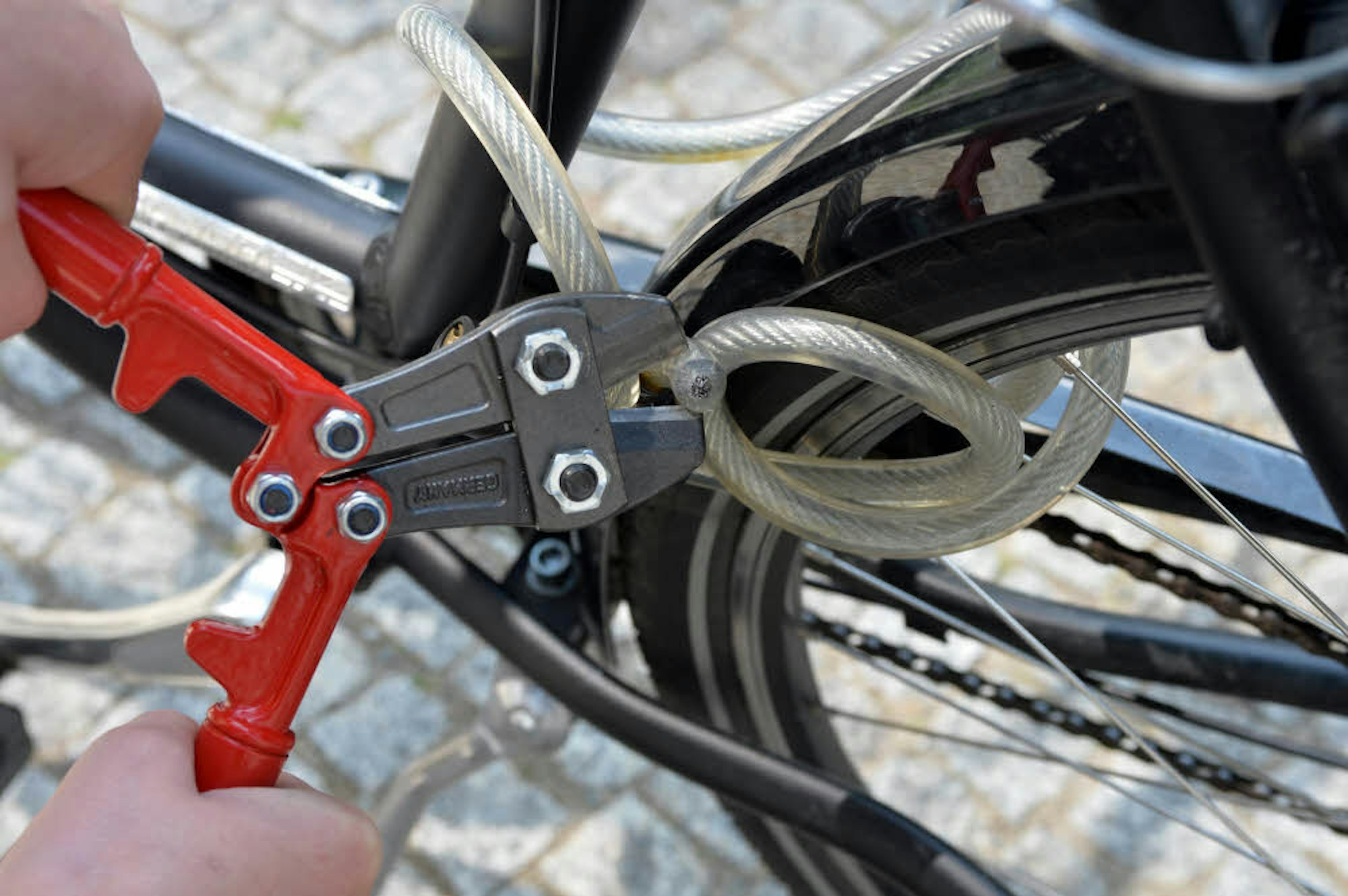 Leichtes Spiel für Diebe: Wenn ein Fahrrad nicht gut angeschlossen ist, reicht ein Schnitt mit dem Bolzenschneider.