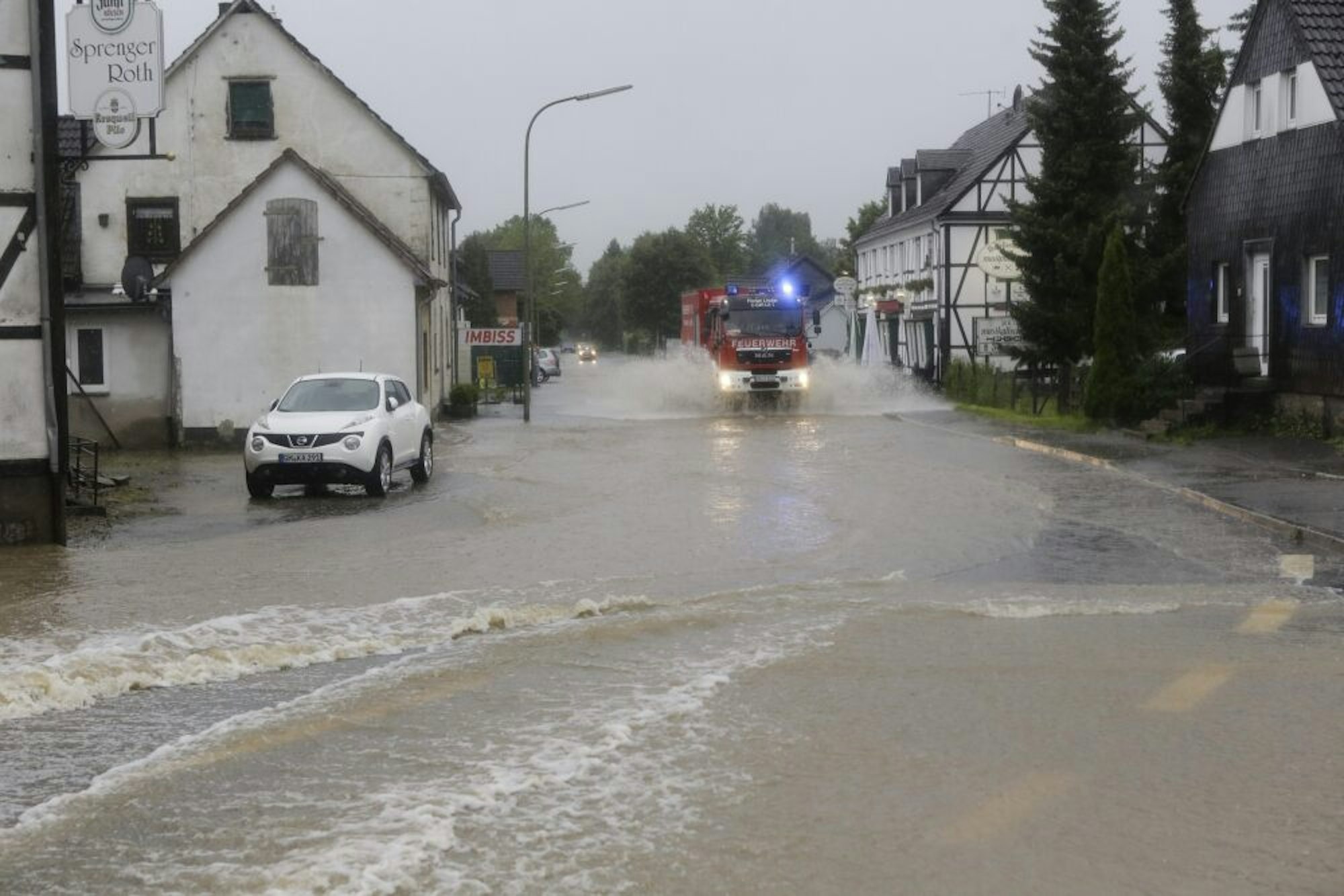 Die überflutete Sülztalstraße am Abend des 14. Juli in Hartegasse.